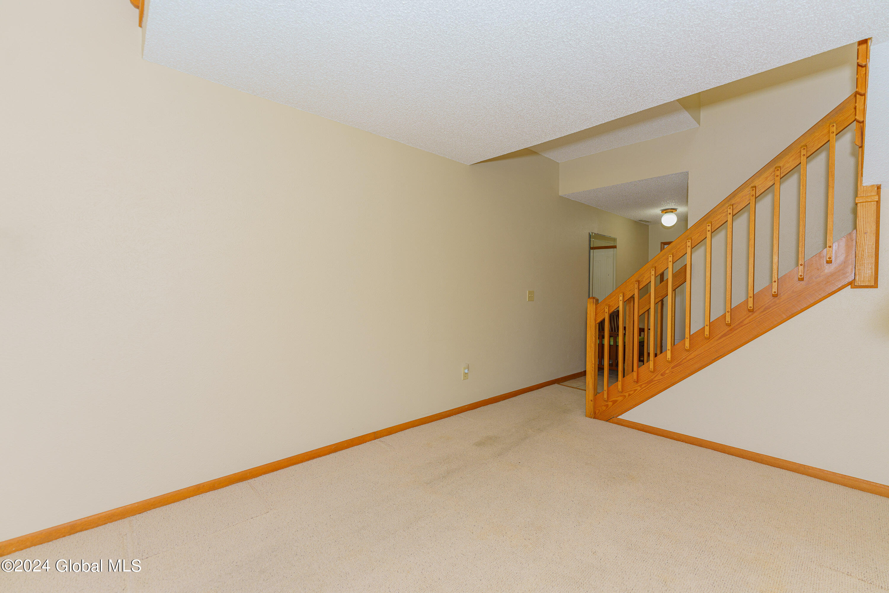 65 Harvard Road Colonie, NY 12189 - Photo 12 of 38 2 Livingroom 3