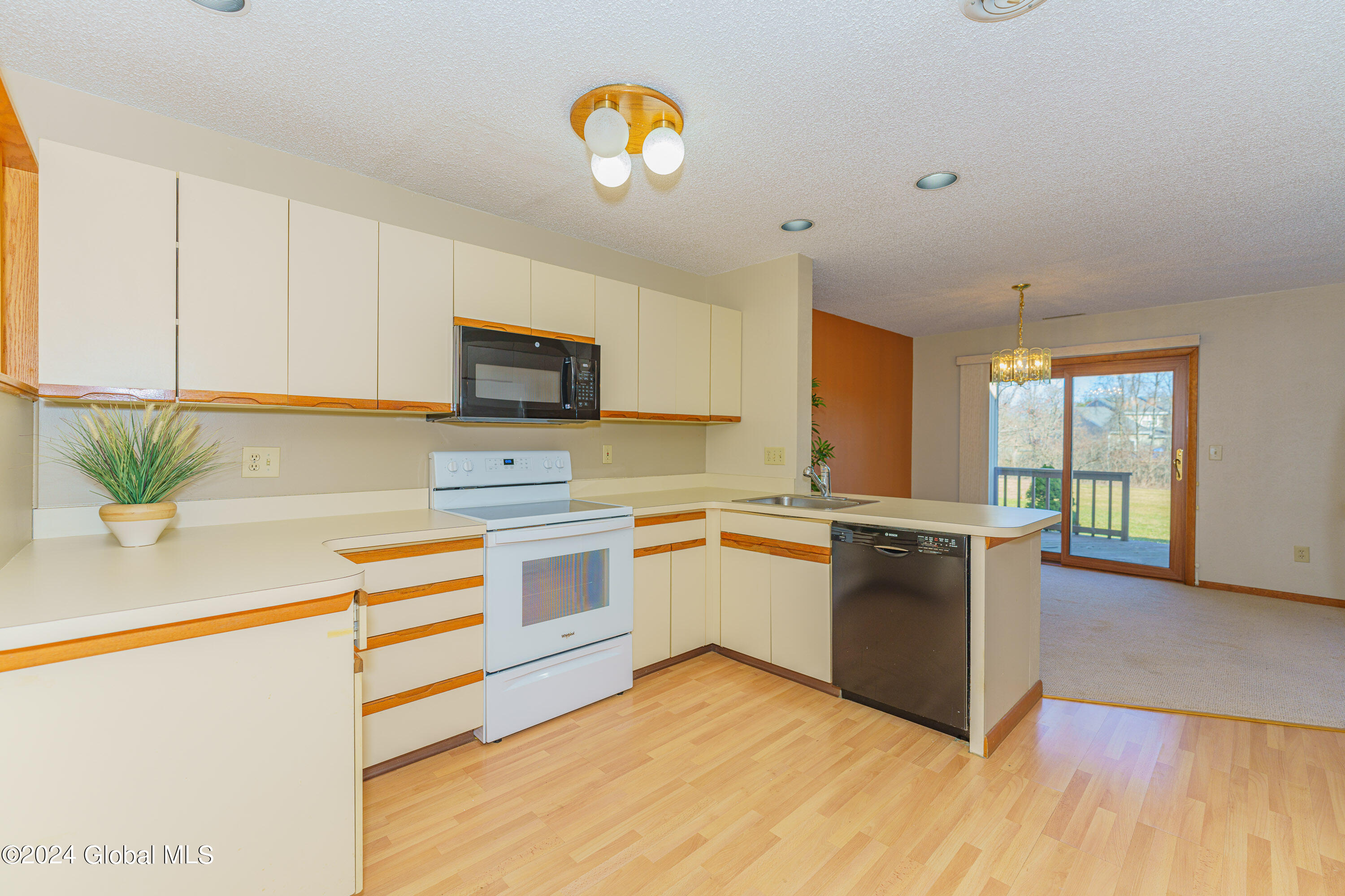 65 Harvard Road Colonie, NY 12189 - Photo 16 of 38 4 Kitchen 2