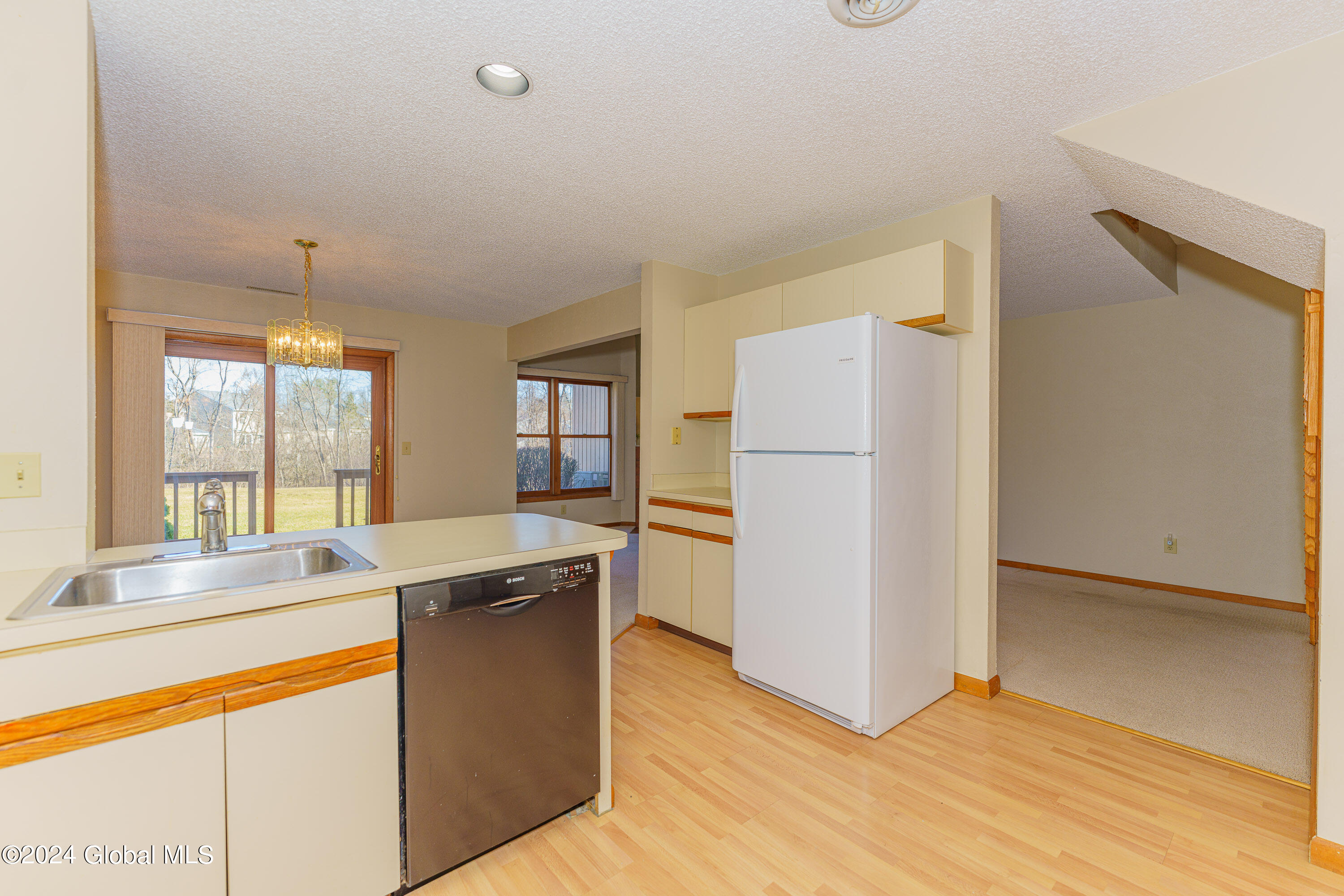 65 Harvard Road Colonie, NY 12189 - Photo 17 of 38 4 Kitchen 3