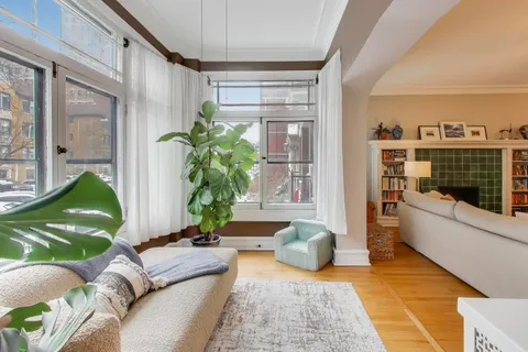 $450,000 | 5522 South Everett Avenue, Unit 1, Chicago, IL 60637