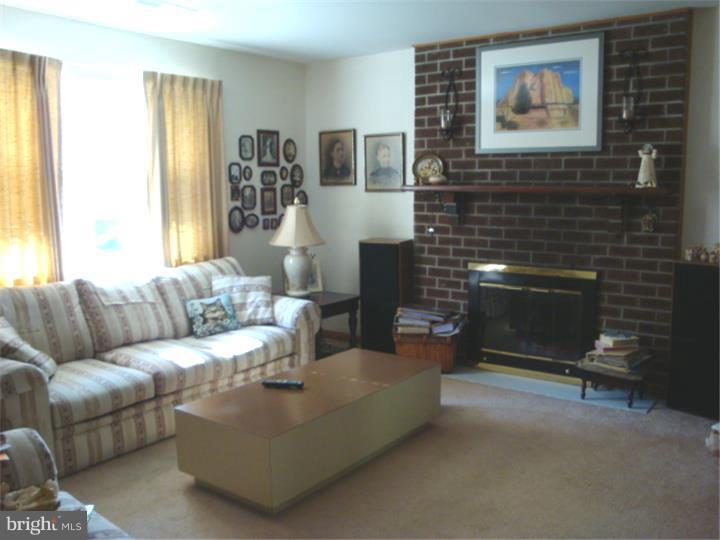 87 Eaves Mill Road Medford, NJ 08055 - Photo 6 of 19 Living Room