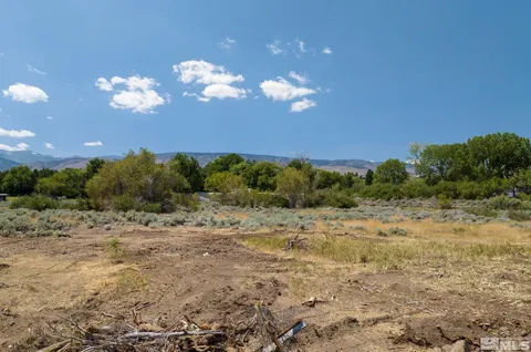 a sign that is sitting on the side of the road