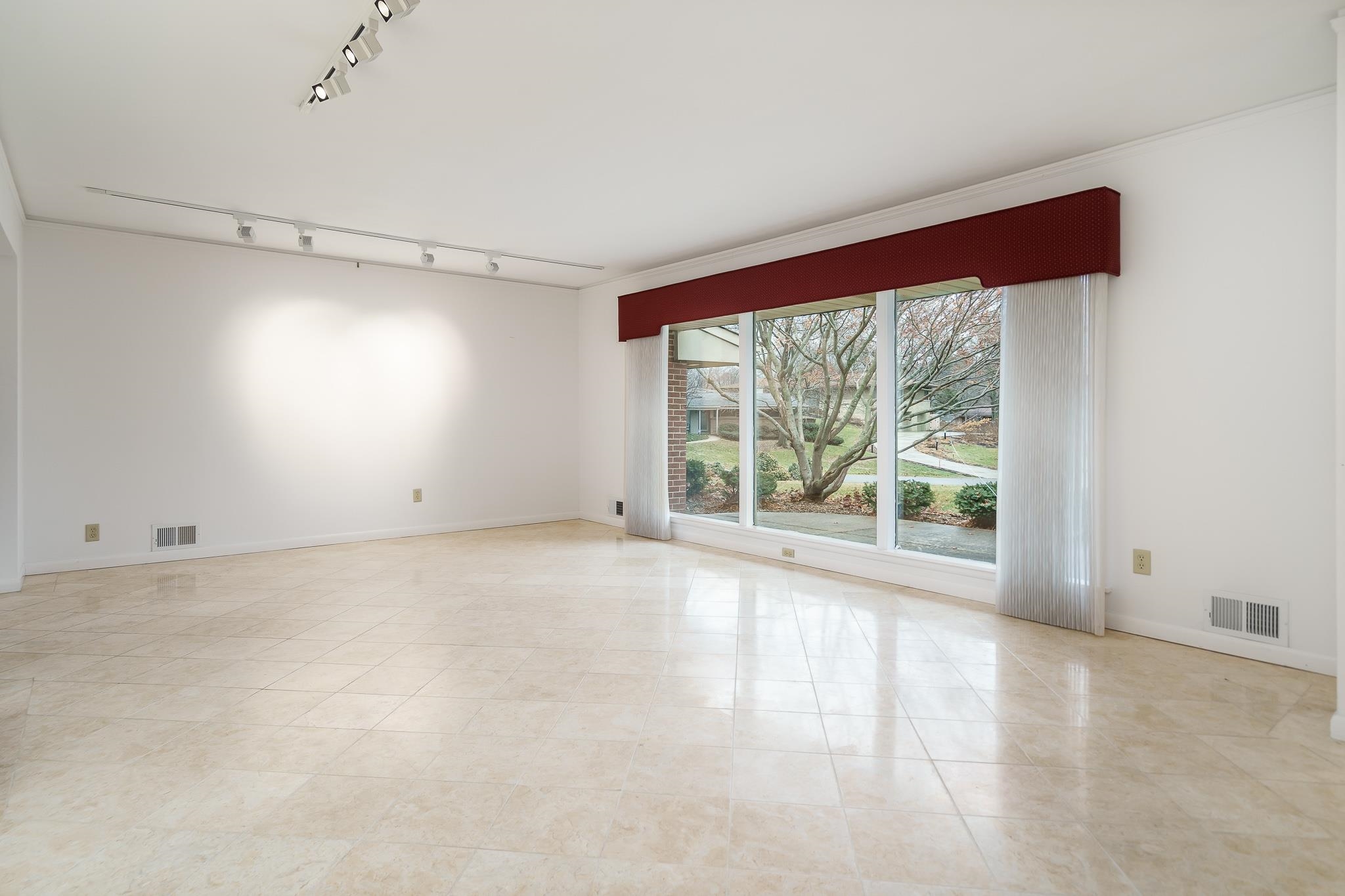 2510 Harris Road Rockford, IL 61107 - Photo 5 of 40 Gallery Image 5