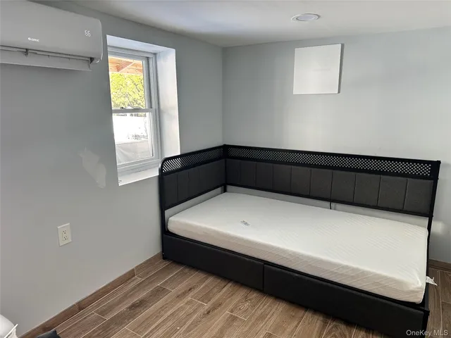 $900 | 245 Glenhill Avenue, Unit ROOM 1, Yonkers, NY 10701