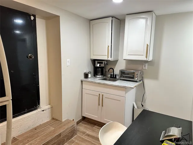 $850 | 245 Glenhill Avenue, Unit ROOM 1, Yonkers, NY 10701