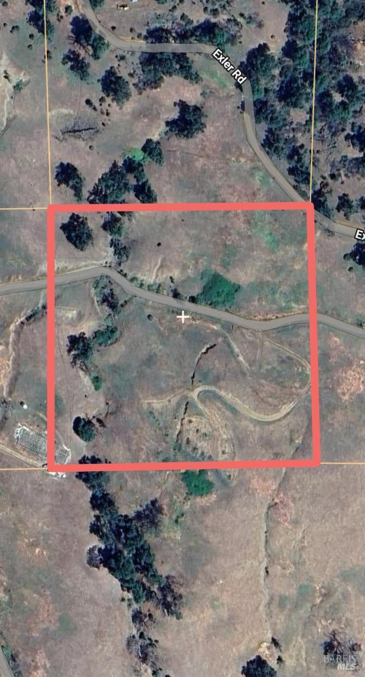 a small white sink sitting in a yard