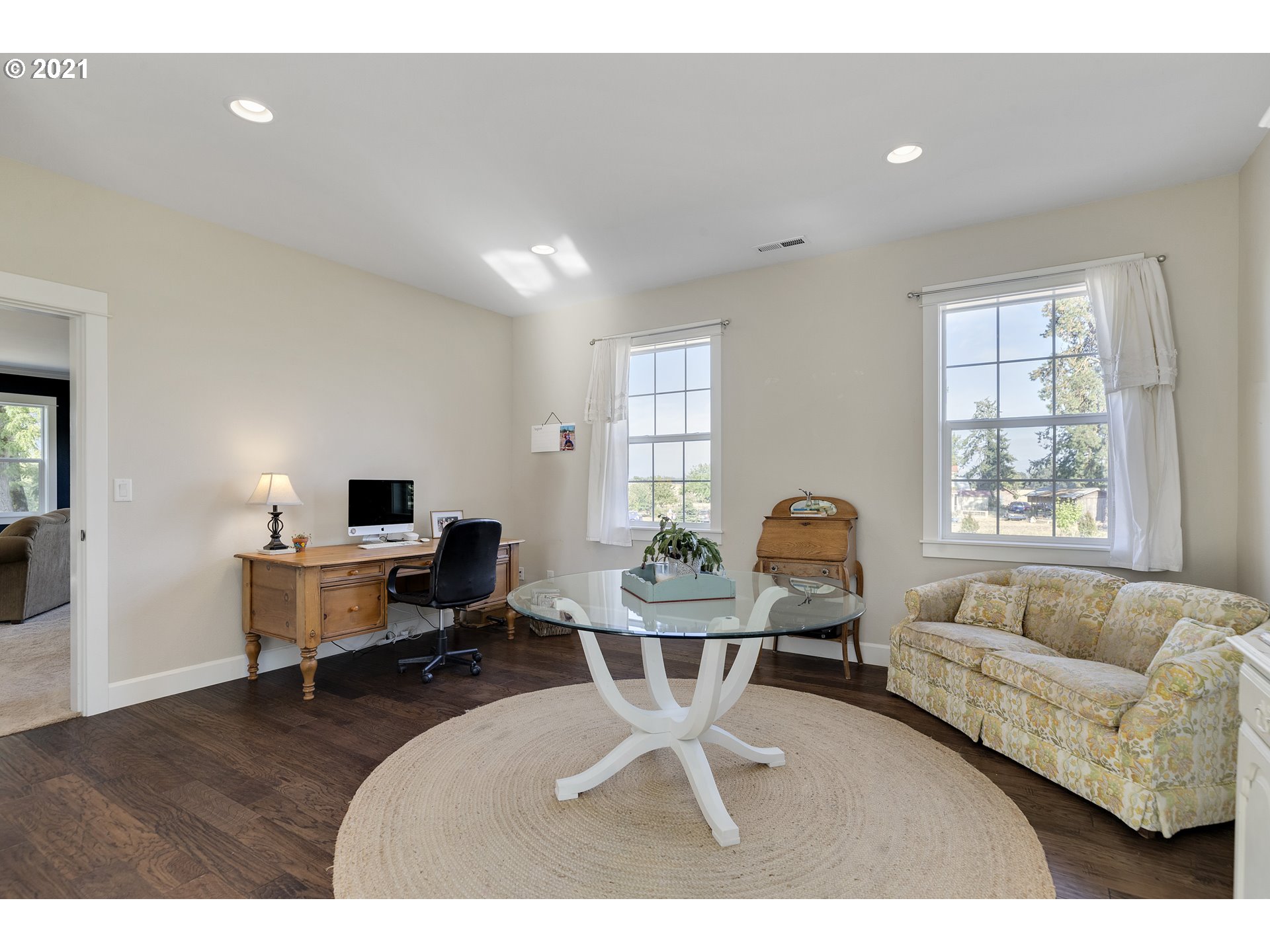 32991 South Kropf Road Molalla, OR 97038 - Photo 17 of 32 a living room with furniture and a table