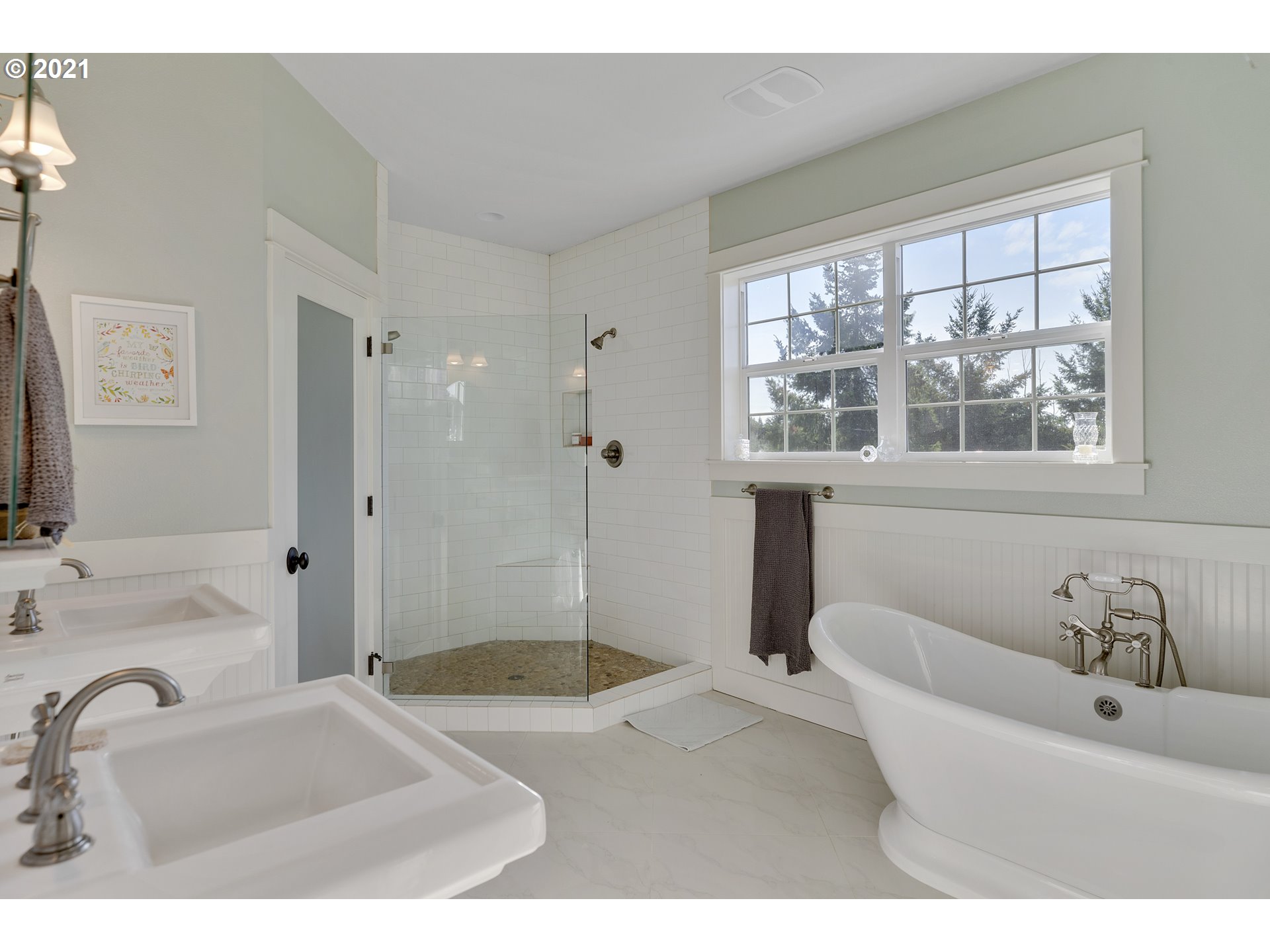 32991 South Kropf Road Molalla, OR 97038 - Photo 18 of 32 a bathroom with a tub sink and mirror