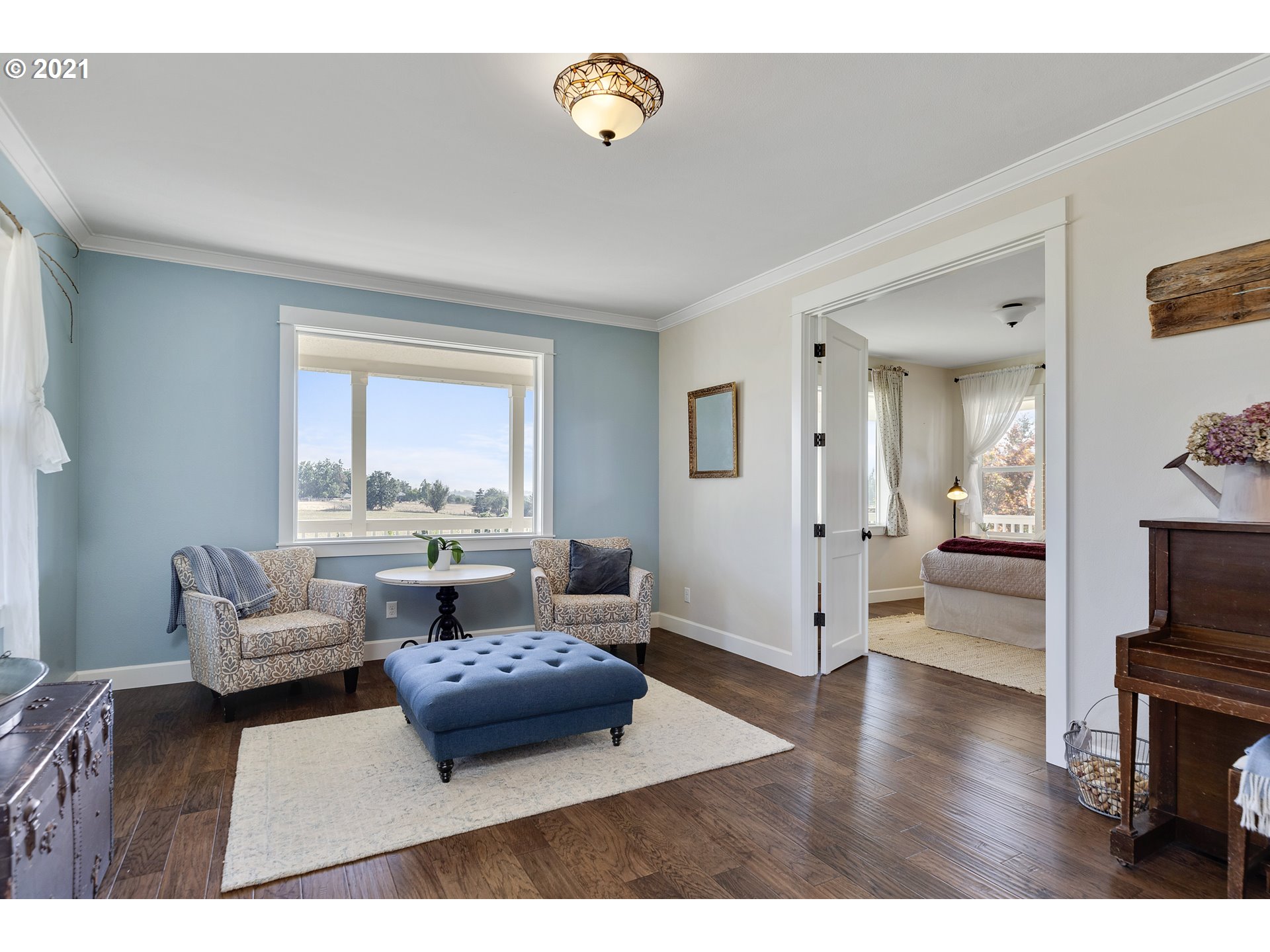 32991 South Kropf Road Molalla, OR 97038 - Photo 5 of 32 a living room with furniture and a window