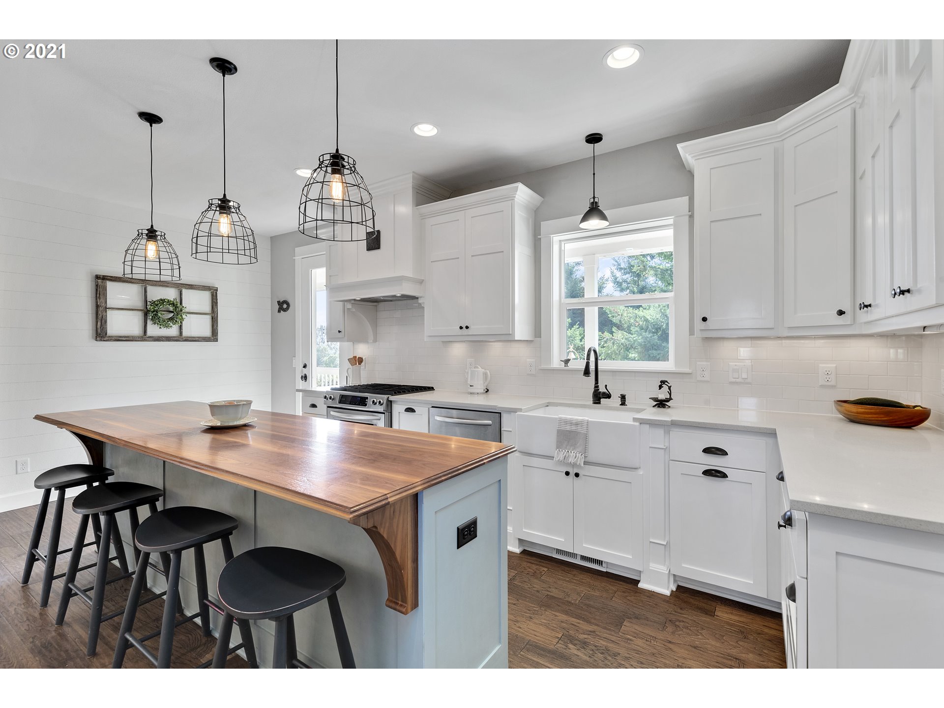 32991 South Kropf Road Molalla, OR 97038 - Photo 9 of 32 a kitchen with cabinets a sink dishwasher a dining table and chairs with wooden floor