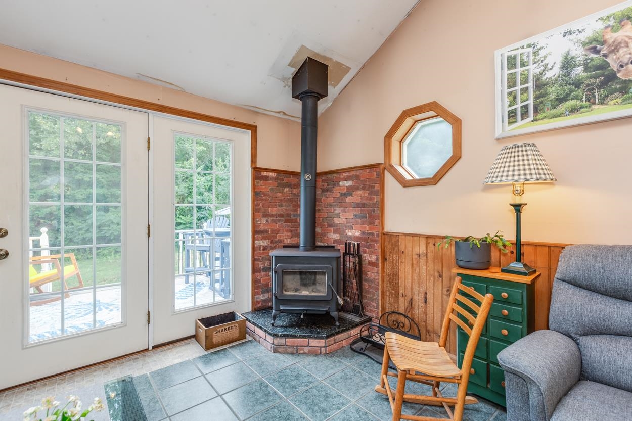 565 3rd Range Road Pembroke, NH 03275 - Photo 11 of 37