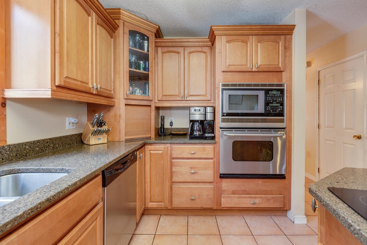 565 3rd Range Road Pembroke, NH 03275 - Photo 3 of 37