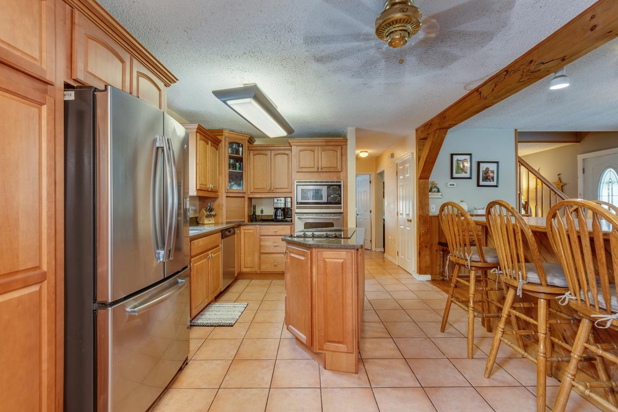 565 3rd Range Road Pembroke, NH 03275 - Photo 5 of 37