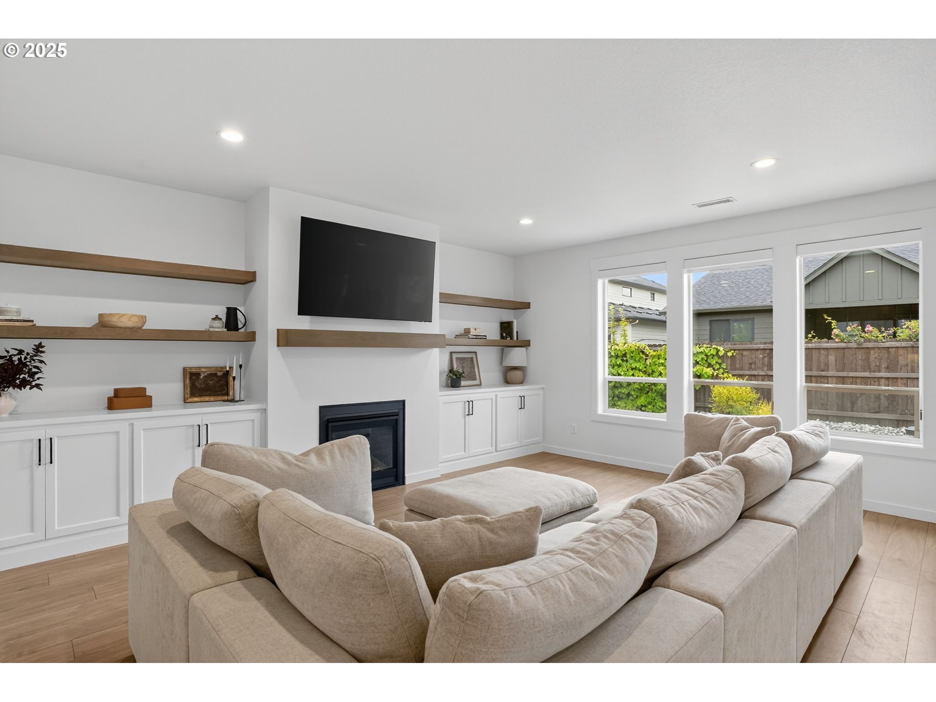 826 Southeast 37th Street Battle Ground, WA 98604 - Photo 2 of 39 Living Room