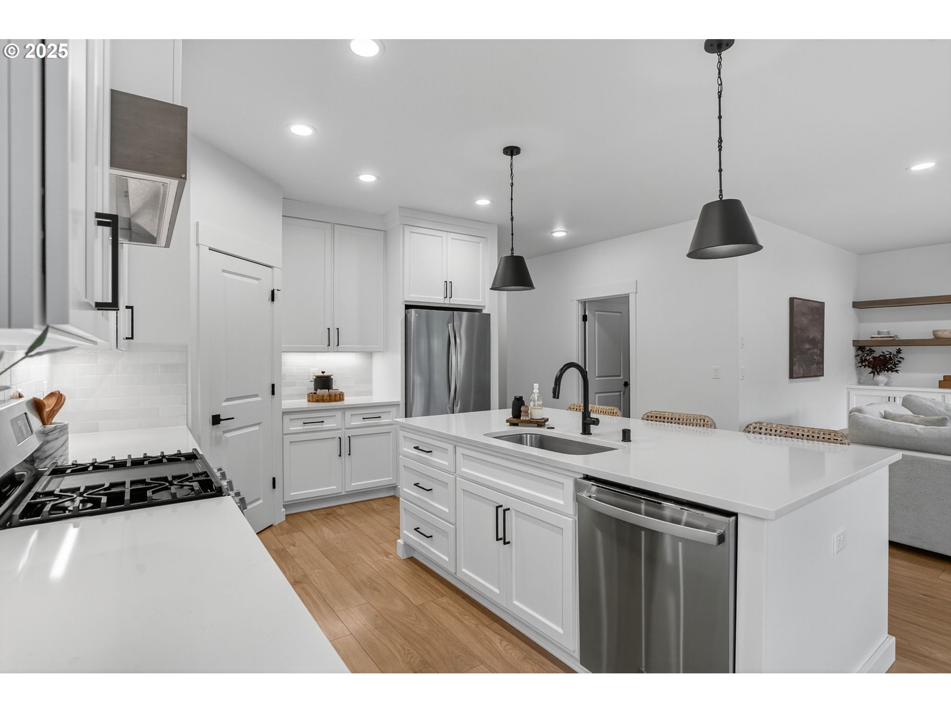 826 Southeast 37th Street Battle Ground, WA 98604 - Photo 3 of 39 Kitchen