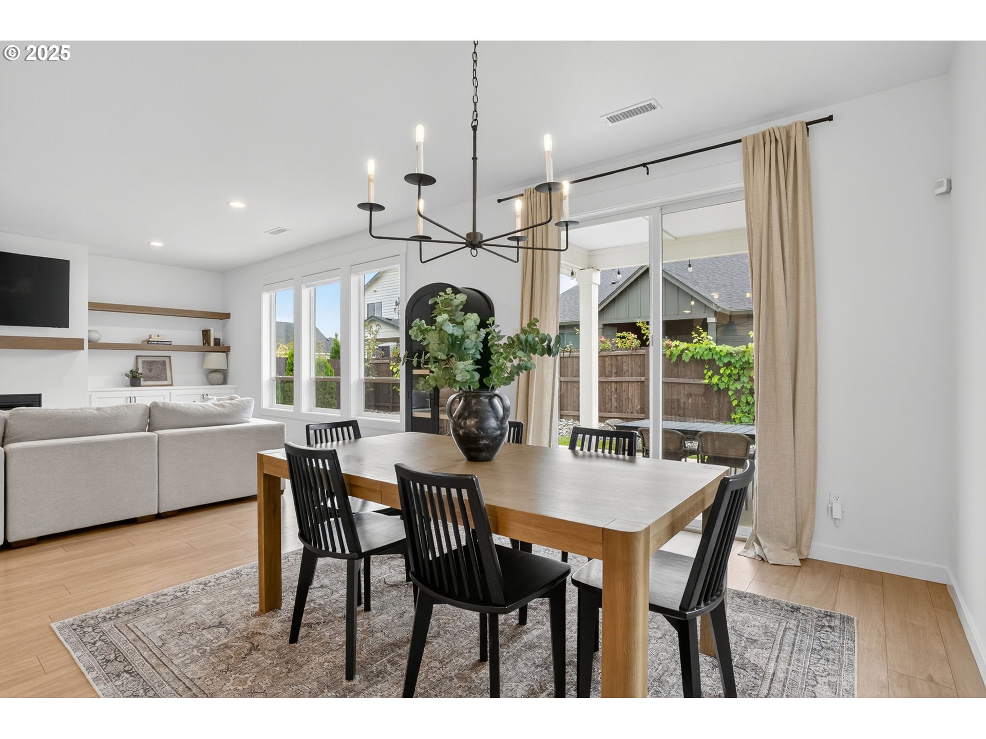 826 Southeast 37th Street Battle Ground, WA 98604 - Photo 4 of 39 Living Room/Dining Room