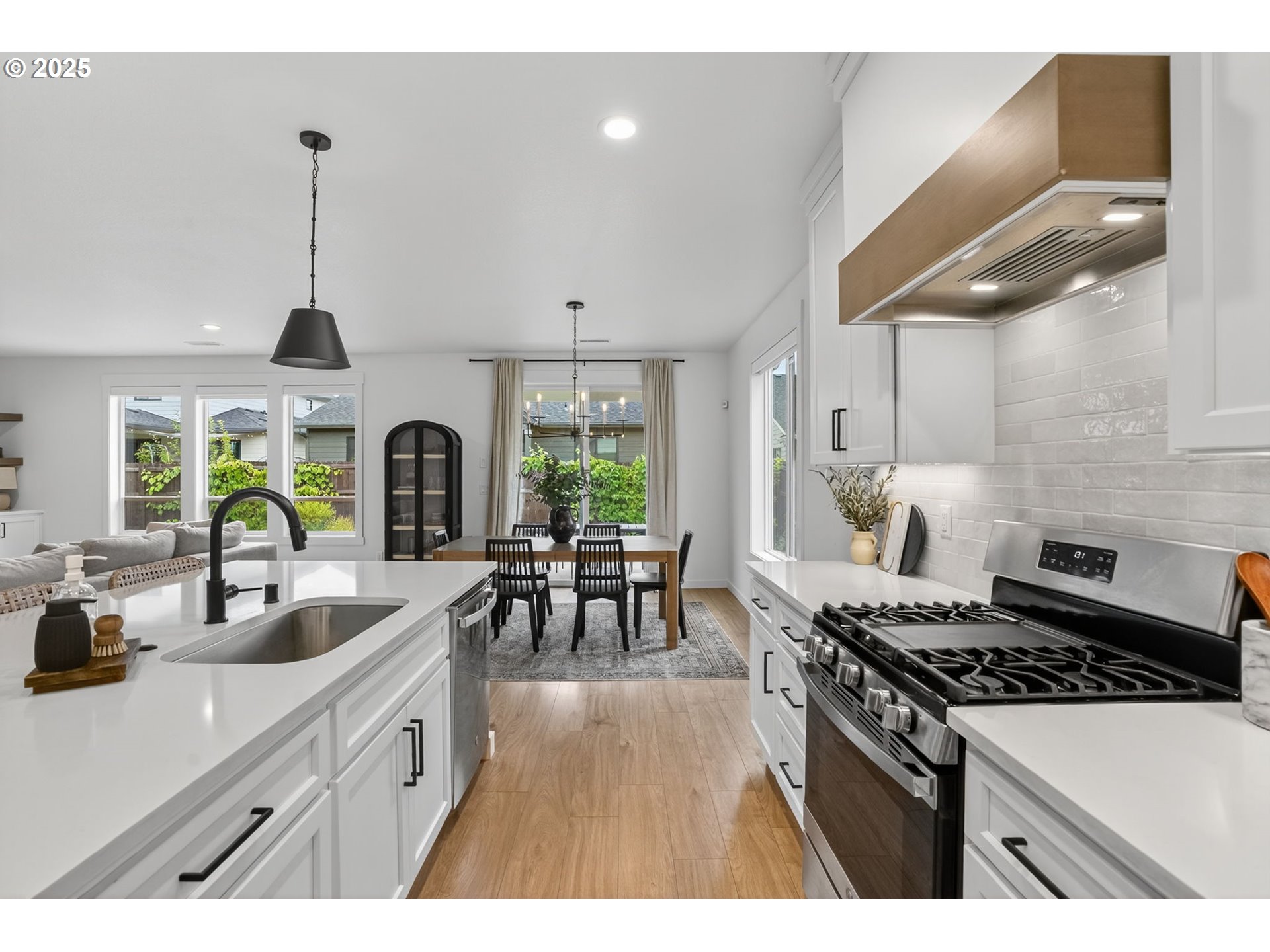 826 Southeast 37th Street Battle Ground, WA 98604 - Photo 5 of 39 Kitchen/Dining Room