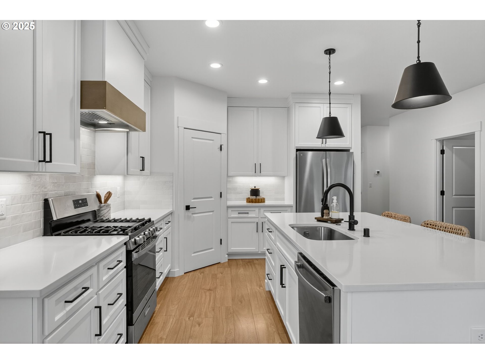 826 Southeast 37th Street Battle Ground, WA 98604 - Photo 9 of 39 Kitchen