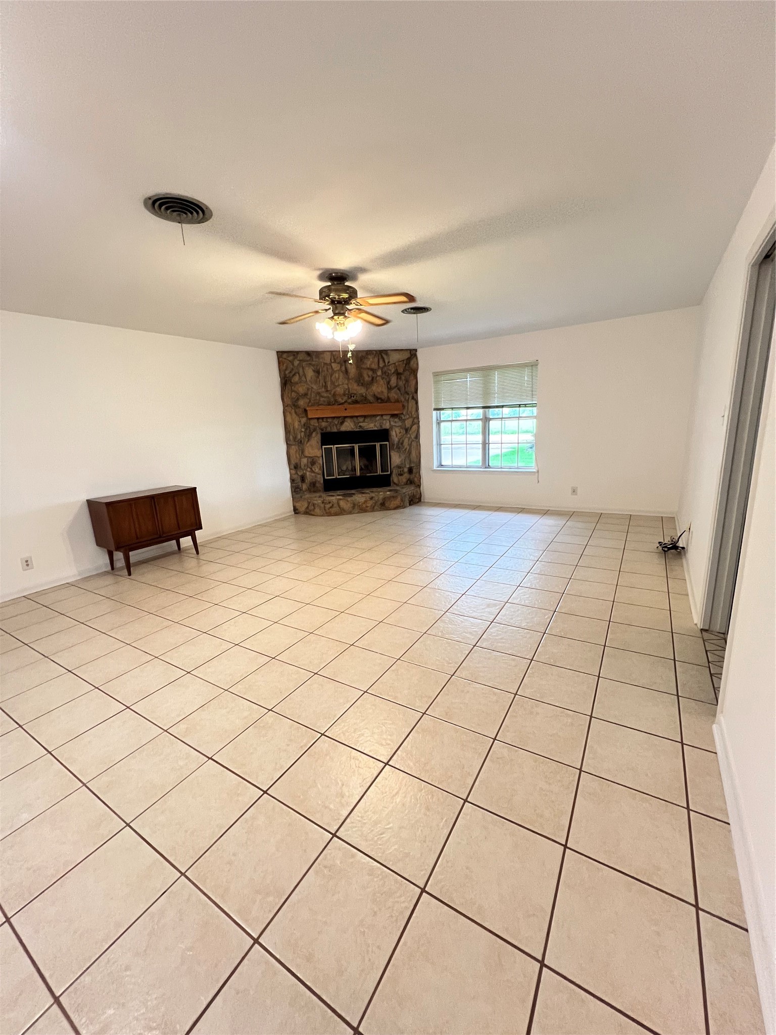 402 Peach Point Road Jones Creek, TX 77541 - Photo 15 of 32 Living room