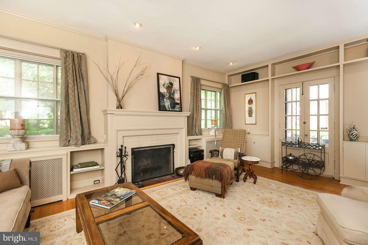 4423 Wickford Road Baltimore, MD 21210 - Photo 8 of 30 Living Room