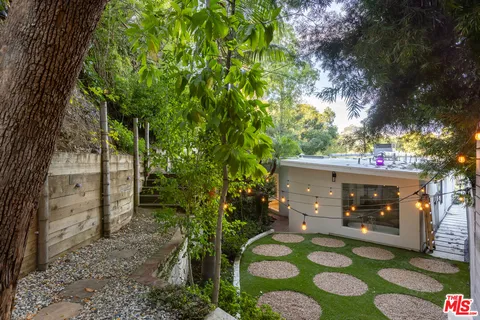 a view of a backyard