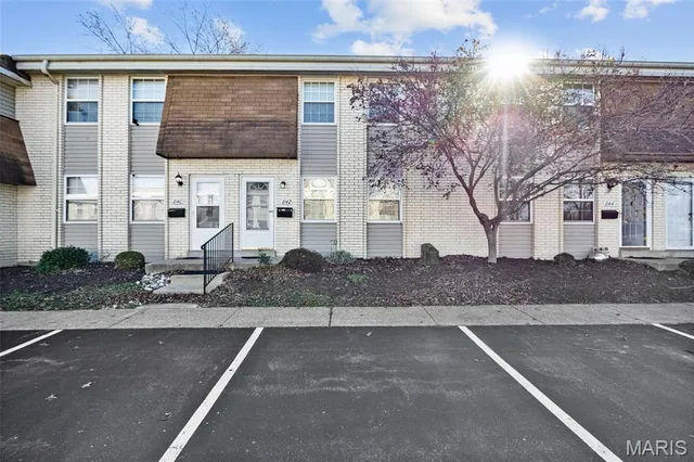 $185,000 | 842 Wendevy Drive, Ballwin, MO 63011