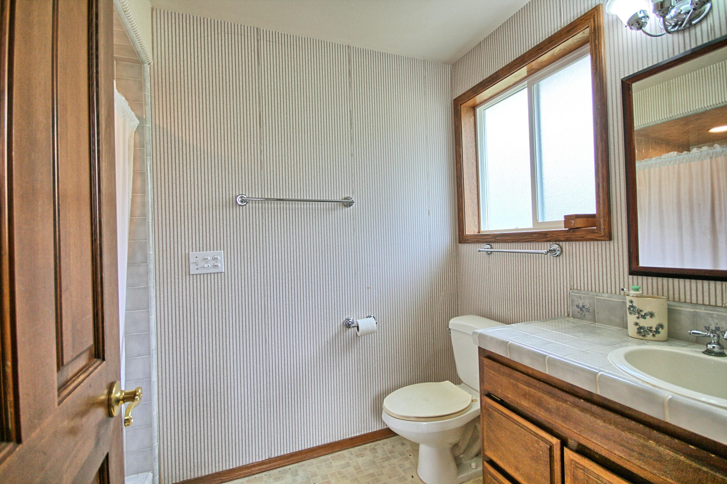 7255 Upper Applegate Road Jacksonville, OR 97530 - Photo 38 of 50 bath off laundry
