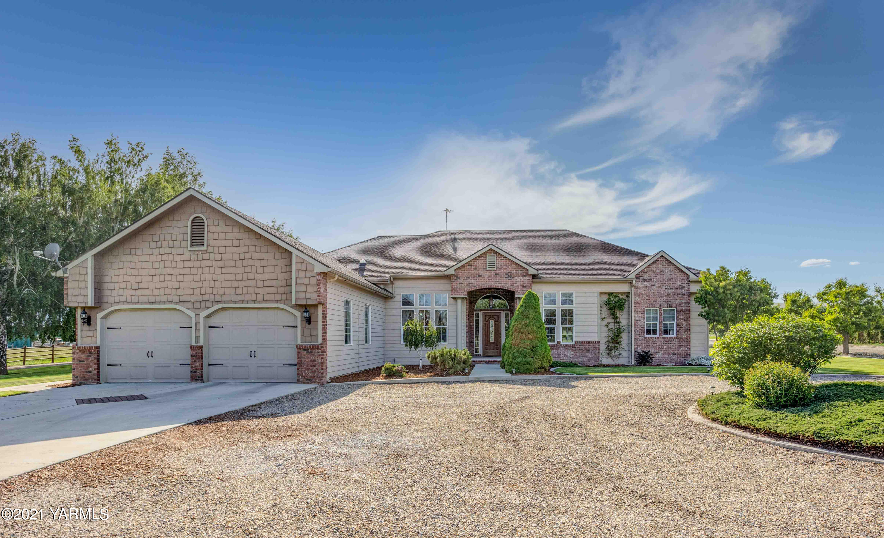 3131 Scoon Road Sunnyside, WA 98944 - Photo 1 of 33 a front view of a house with a yard and garage