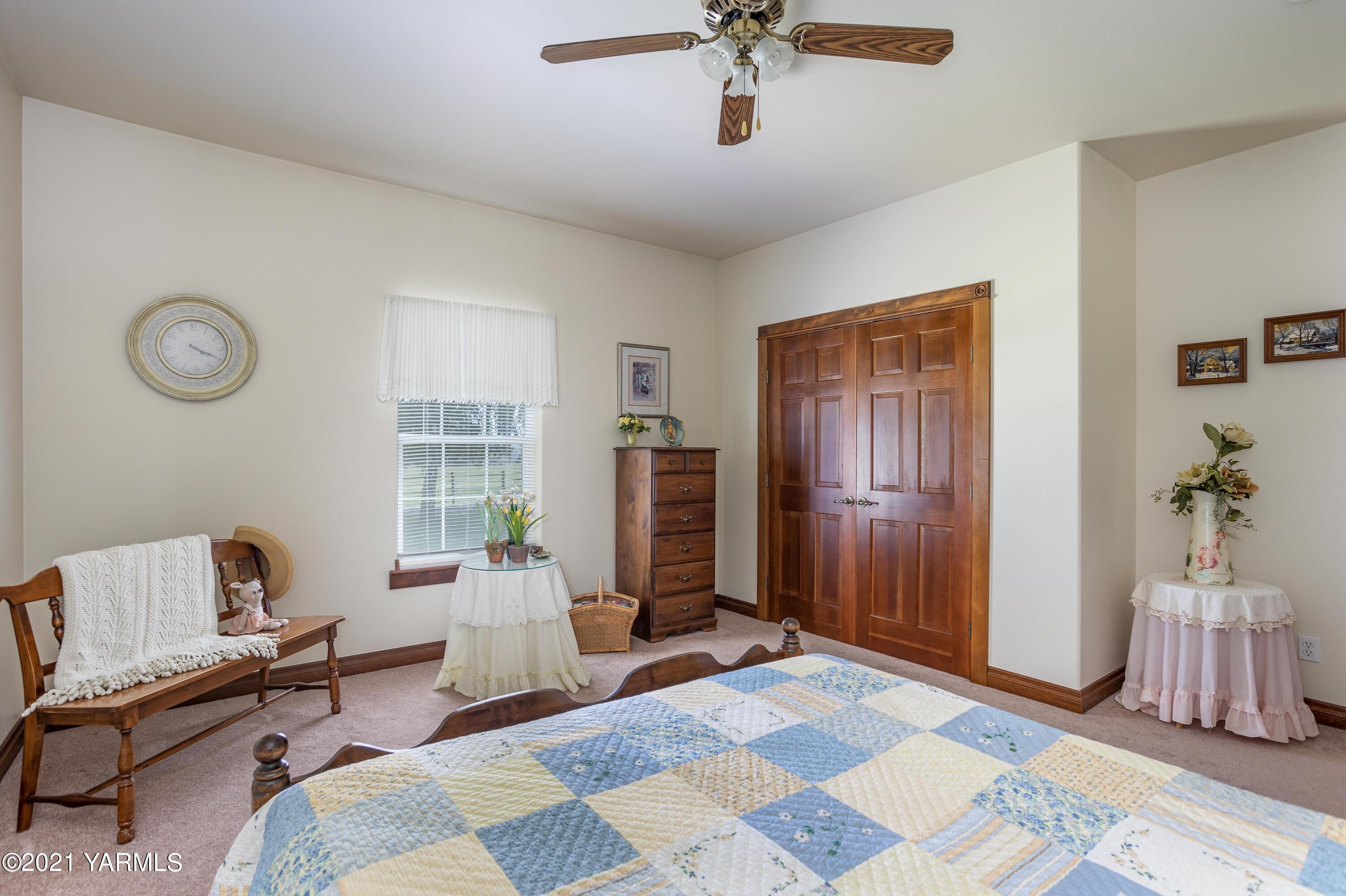 3131 Scoon Road Sunnyside, WA 98944 - Photo 22 of 33 a bedroom with furniture and a window