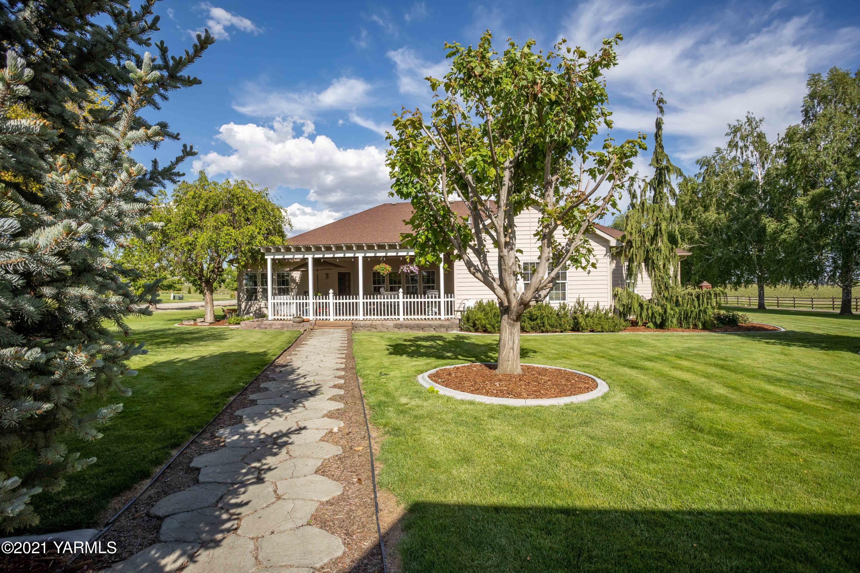 3131 Scoon Road Sunnyside, WA 98944 - Photo 31 of 33 a front view of a house with a yard