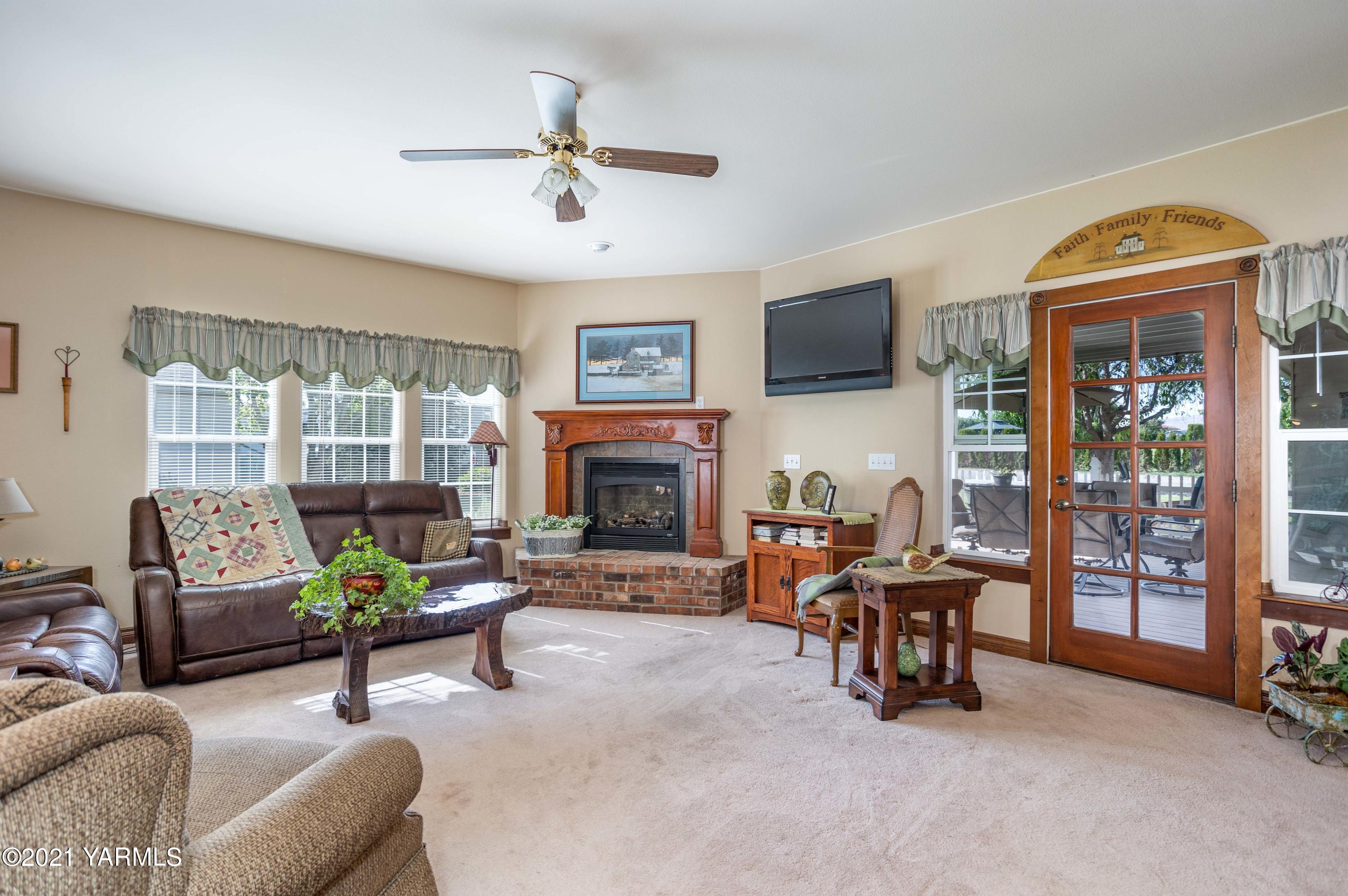 3131 Scoon Road Sunnyside, WA 98944 - Photo 5 of 33 a living room with furniture and a fireplace
