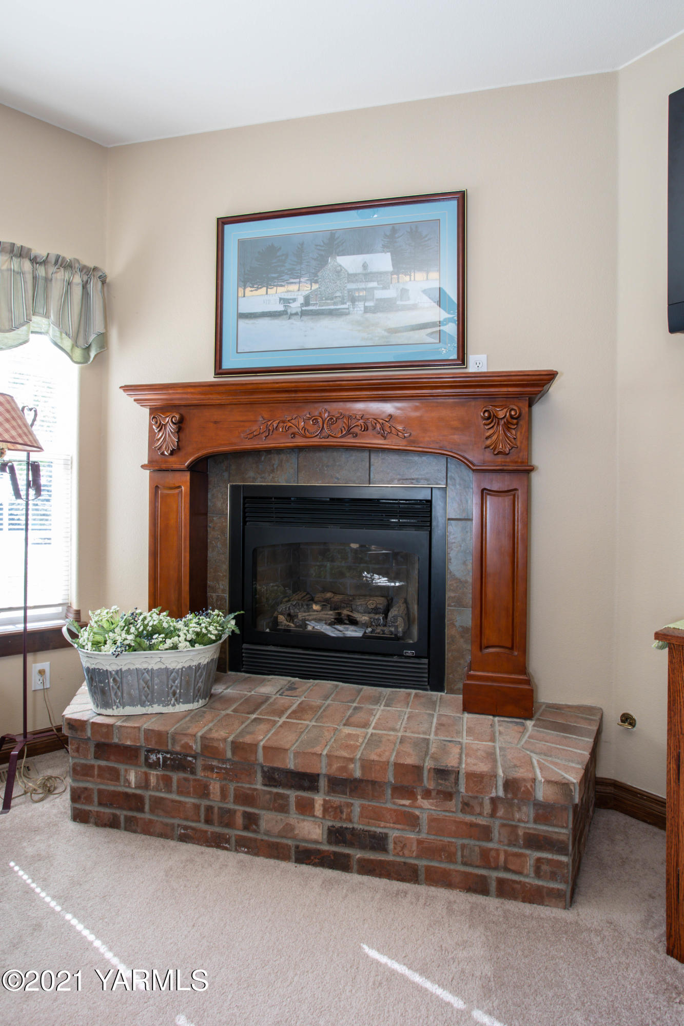 3131 Scoon Road Sunnyside, WA 98944 - Photo 6 of 33 a living room with furniture and a fireplace