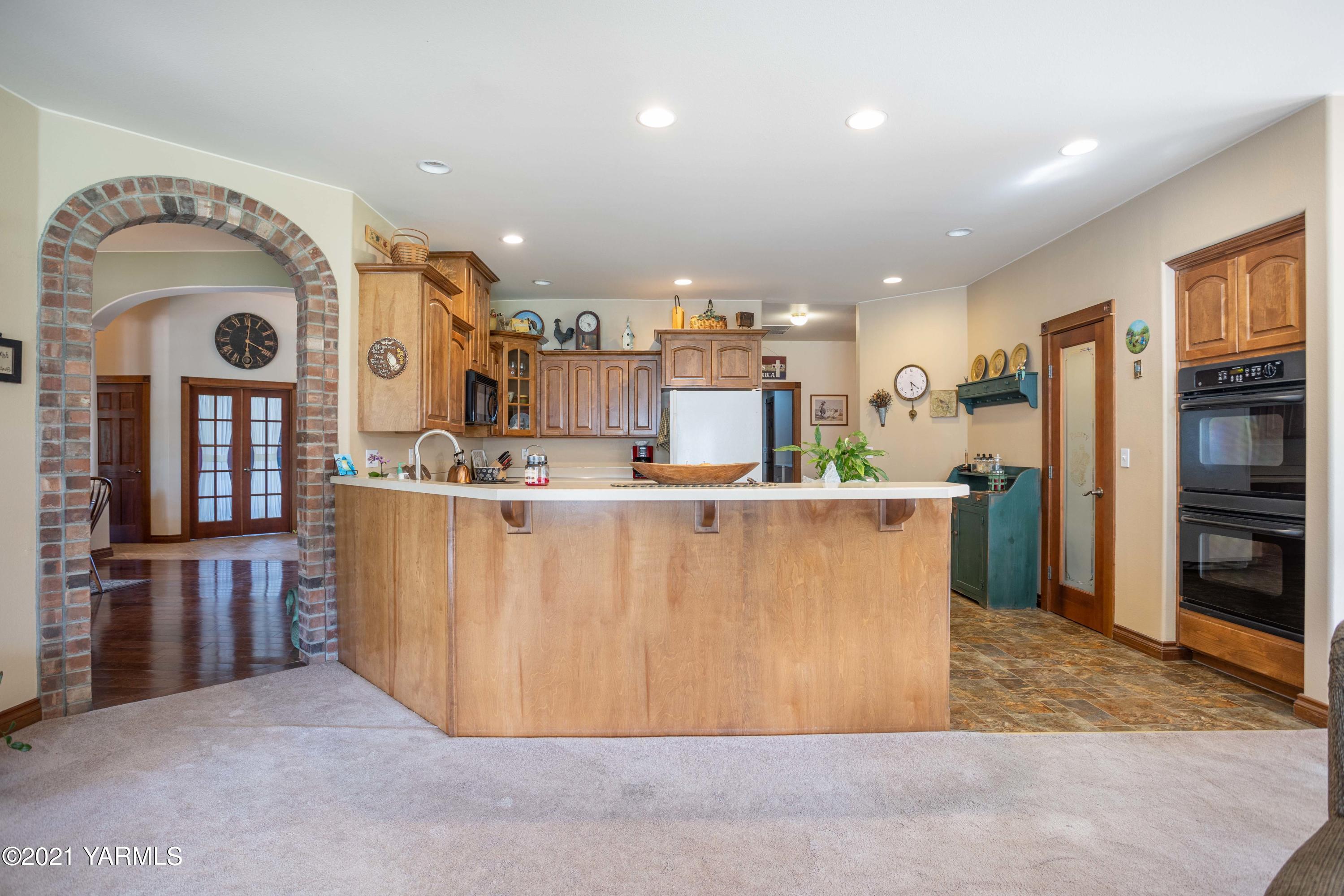 3131 Scoon Road Sunnyside, WA 98944 - Photo 8 of 33 a view of a kitchen with stainless steel appliances granite countertop a refrigerator a stove and a sink