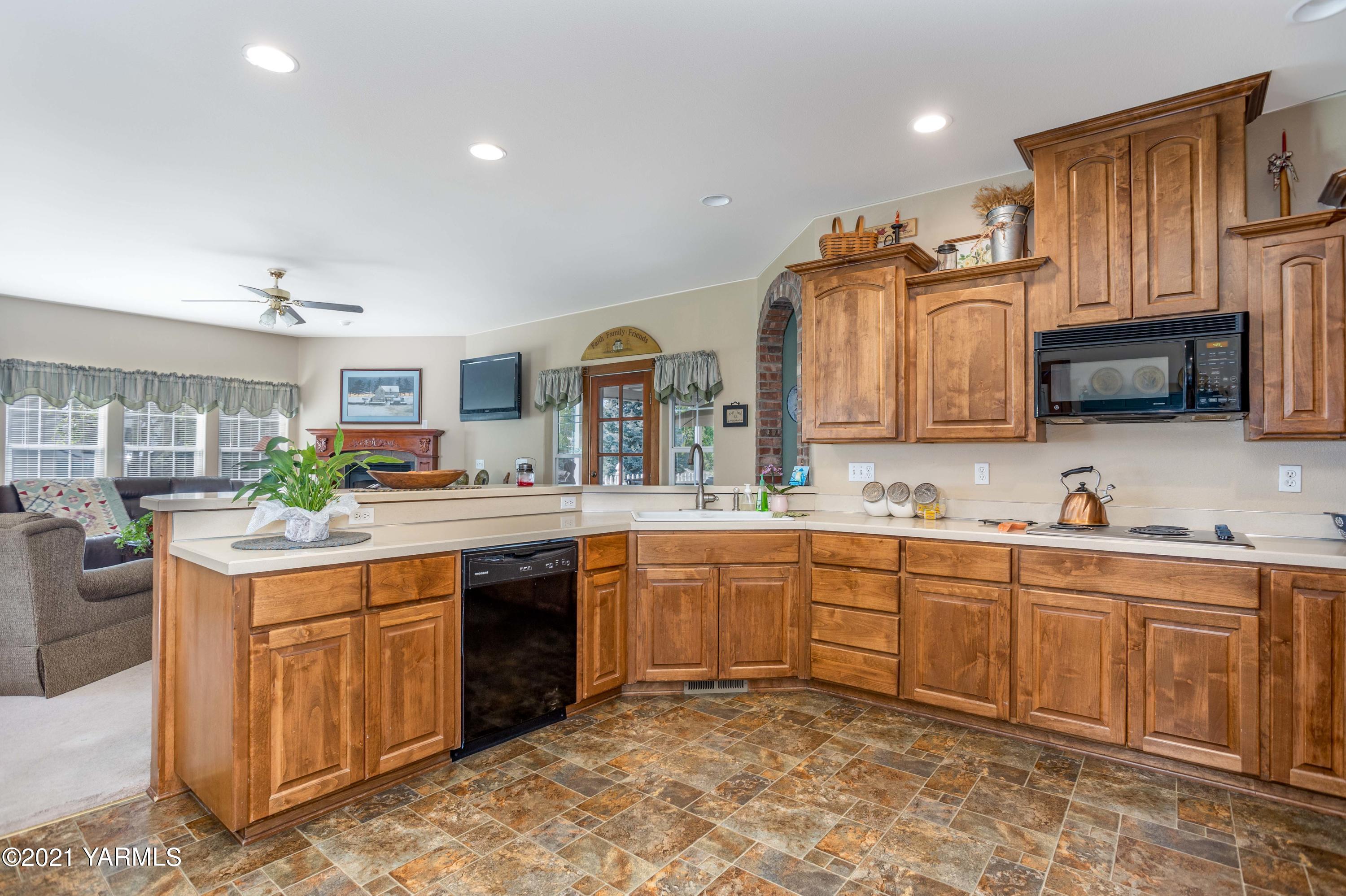 3131 Scoon Road Sunnyside, WA 98944 - Photo 9 of 33 a kitchen with stainless steel appliances granite countertop a sink and cabinets