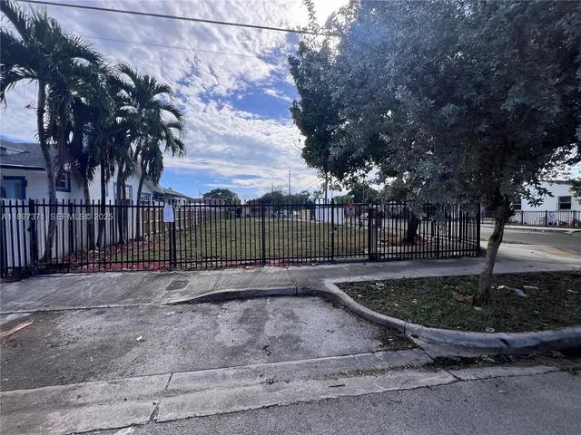 a view of a backyard with basketball court