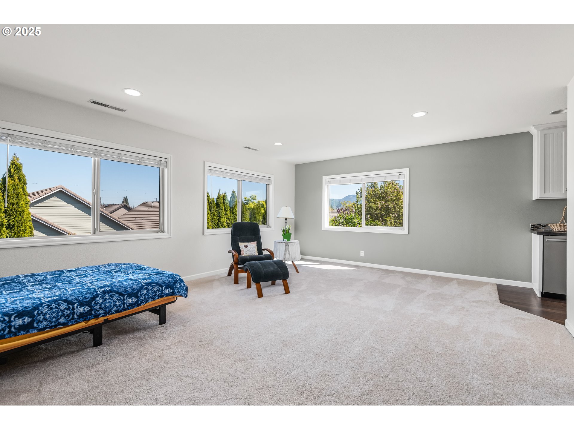 2053 Lakeview Drive Eugene, OR 97408 - Photo 19 of 45 a living room with furniture and a window