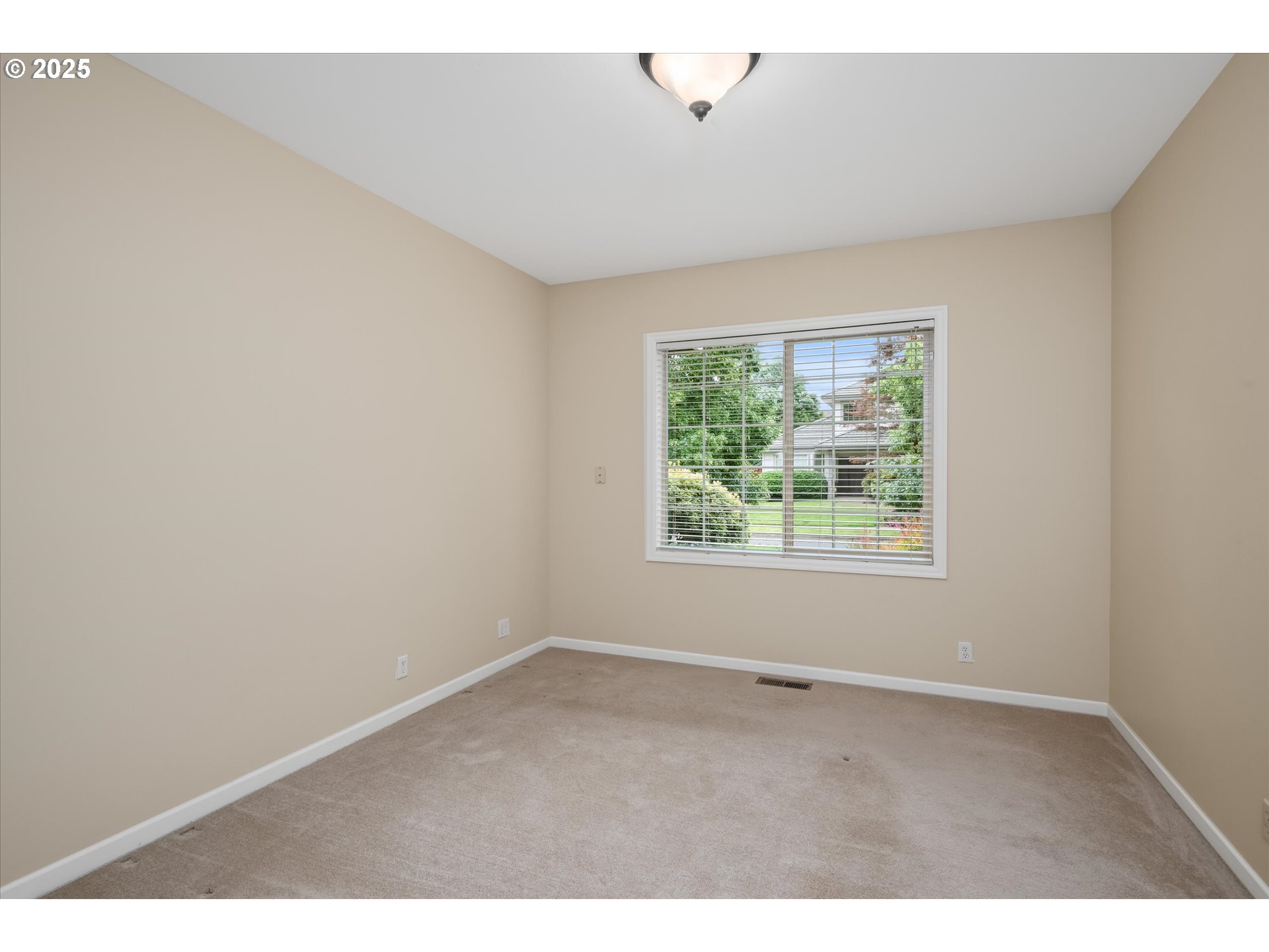 2053 Lakeview Drive Eugene, OR 97408 - Photo 29 of 45 an empty room with windows