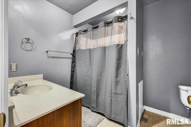 $205,000 | 2109 Glenview Drive, Pekin, IL 61554