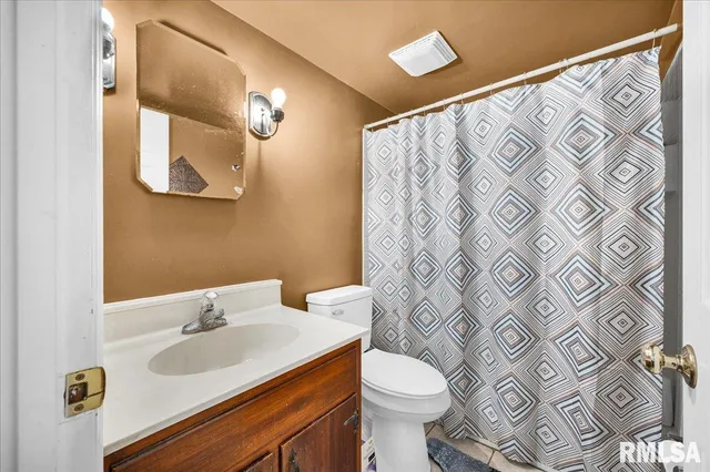 $205,000 | 2109 Glenview Drive, Pekin, IL 61554