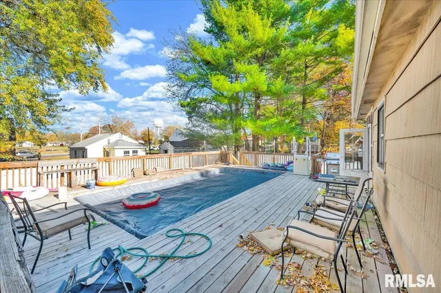 $205,000 | 2109 Glenview Drive, Pekin, IL 61554