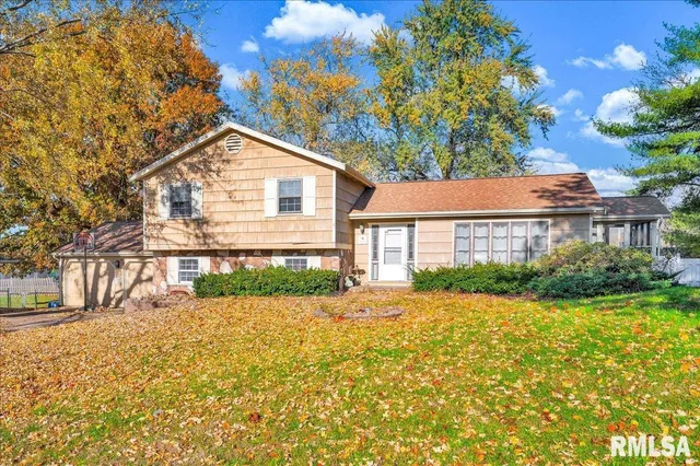 $205,000 | 2109 Glenview Drive, Pekin, IL 61554