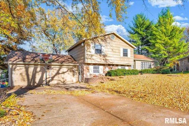 $205,000 | 2109 Glenview Drive, Pekin, IL 61554