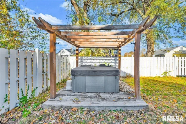 $205,000 | 2109 Glenview Drive, Pekin, IL 61554