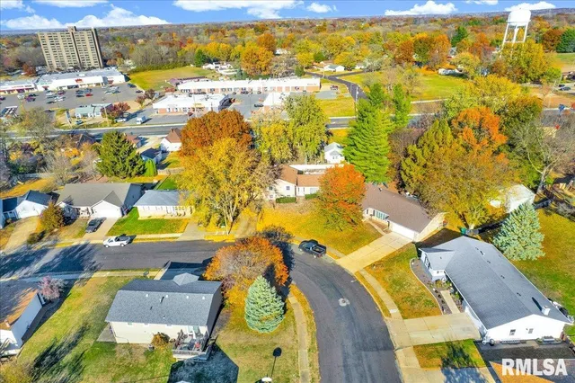 $205,000 | 2109 Glenview Drive, Pekin, IL 61554