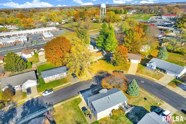 $205,000 | 2109 Glenview Drive, Pekin, IL 61554