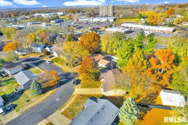 $205,000 | 2109 Glenview Drive, Pekin, IL 61554