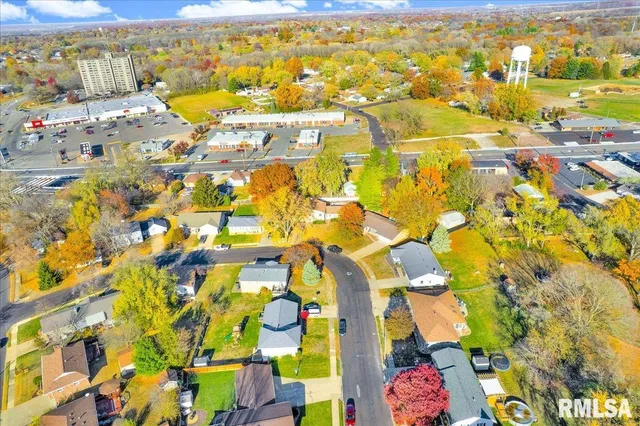 $205,000 | 2109 Glenview Drive, Pekin, IL 61554