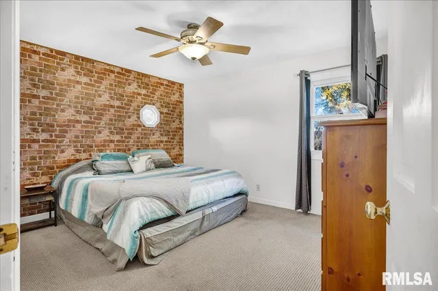 $205,000 | 2109 Glenview Drive, Pekin, IL 61554