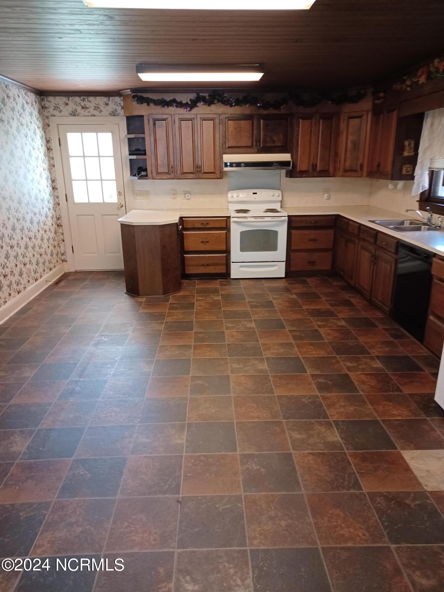 2206 Stanton Road Kinston, NC 28504 - Photo 4 of 24 20240325_165010