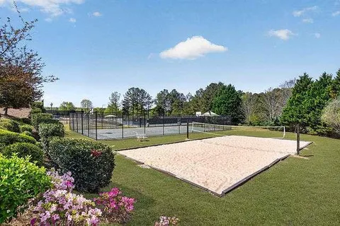 a view of a backyard